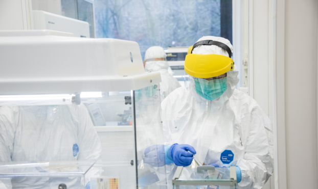 Prof. Dr. Verena Schünemann isoliert prähistorische DNA im Labor. (Foto: Corina Steiner, IEM UZH)