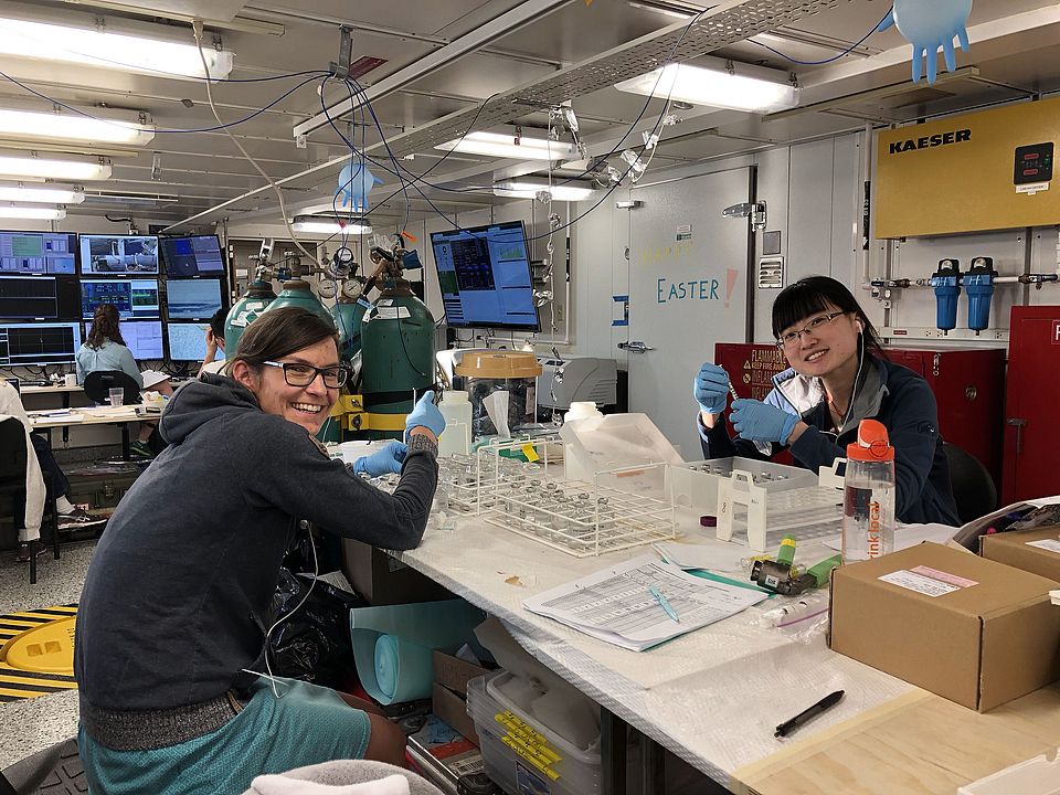 Claudia Frey preparing water samples for incubations